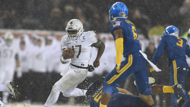 Dec 9, 2017; Philadelphia, PA, USA; Army Black Knights quarterback Ahmad Bradshaw (17) carries the ball against the Navy Midshipmen in the third quarter of the 118th Army Navy game at Lincoln Financial Field. Photo Credit: James Lang-USA TODAY Sports