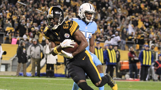 Nov 16, 2017; Pittsburgh, PA, USA; Pittsburgh Steelers wide receiver Antonio Brown (84) catches a touchdown pass against Tennessee Titans cornerback Adoree' Jackson (25) during the third quarter at Heinz Field. The Steelers won 40-17. Photo Credit: Charles LeClaire-USA TODAY Sports