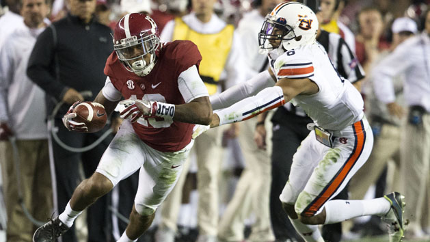 Nov 26, 2016; Tuscaloosa, AL, USA; Alabama Crimson Tide wide receiver ArDarius Stewart (13) gets away from Auburn Tigers defensive back Carlton Davis (6) at Bryant-Denny Stadium. The Tide defeats the Tigers 30-12. Photo Credit: Marvin Gentry-USA TODAY Sports
