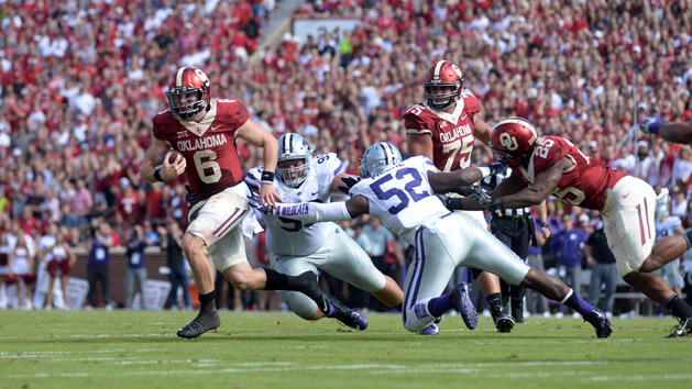 Oct 15, 2016; Norman, OK, USA; Oklahoma Sooners quarterback Baker Mayfield (6) eludes a tackle attempt by Kansas State Wildcats linebacker Charmeachealle Moore (52) during the first quarter at Gaylord Family - Oklahoma Memorial Stadium. Photo Credit: Mark D. Smith-USA TODAY Sports