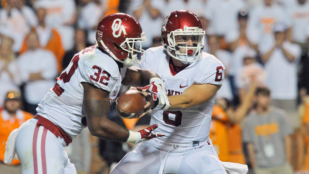 Sep 12, 2015; Knoxville, TN, USA; Oklahoma Sooners quarterback Baker Mayfield (6) hands off to running back Samaje Perine (32) during the second half against the Tennessee Volunteers at Neyland Stadium. Oklahoma won 31-24. Mandatory Credit: Jim Brown-USA TODAY Sports