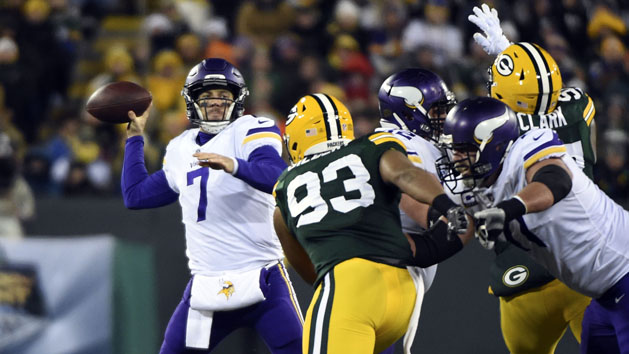 Dec 23, 2017; Green Bay, WI, USA; Minnesota Vikings quarterback Case Keenum (7) gets a pass away from Green Bay Packers linebacker Reggie Gilbert (93) in the first quarter at Lambeau Field. Photo Credit: Benny Sieu-USA TODAY Sports