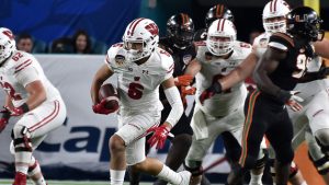Wisconsin suspends WR Davis for two games