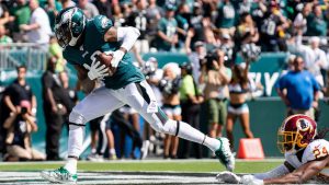 Jeffery (calf), Jackson (groin) injured in first half vs. Falcons