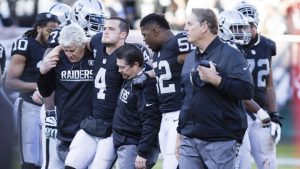 Raiders win but lose QB Carr to broken fibula