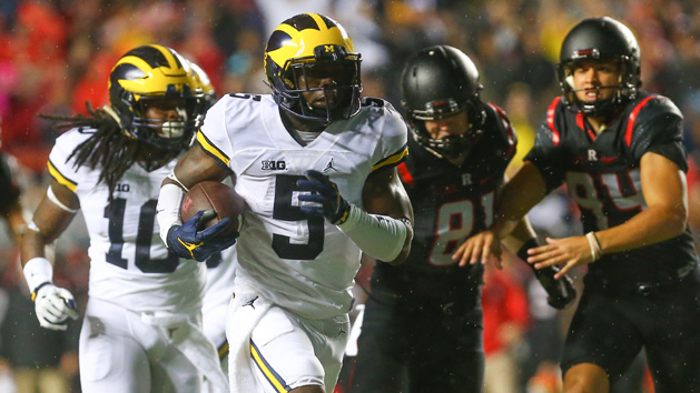 Oct 8, 2016; Piscataway, NJ, USA; Michigan Wolverines linebacker Jabrill Peppers (5) runs with the ball during their game against the Rutgers Scarlet Knights at High Points Solutions Stadium. Photo Credit: Ed Mulholland-USA TODAY Sports