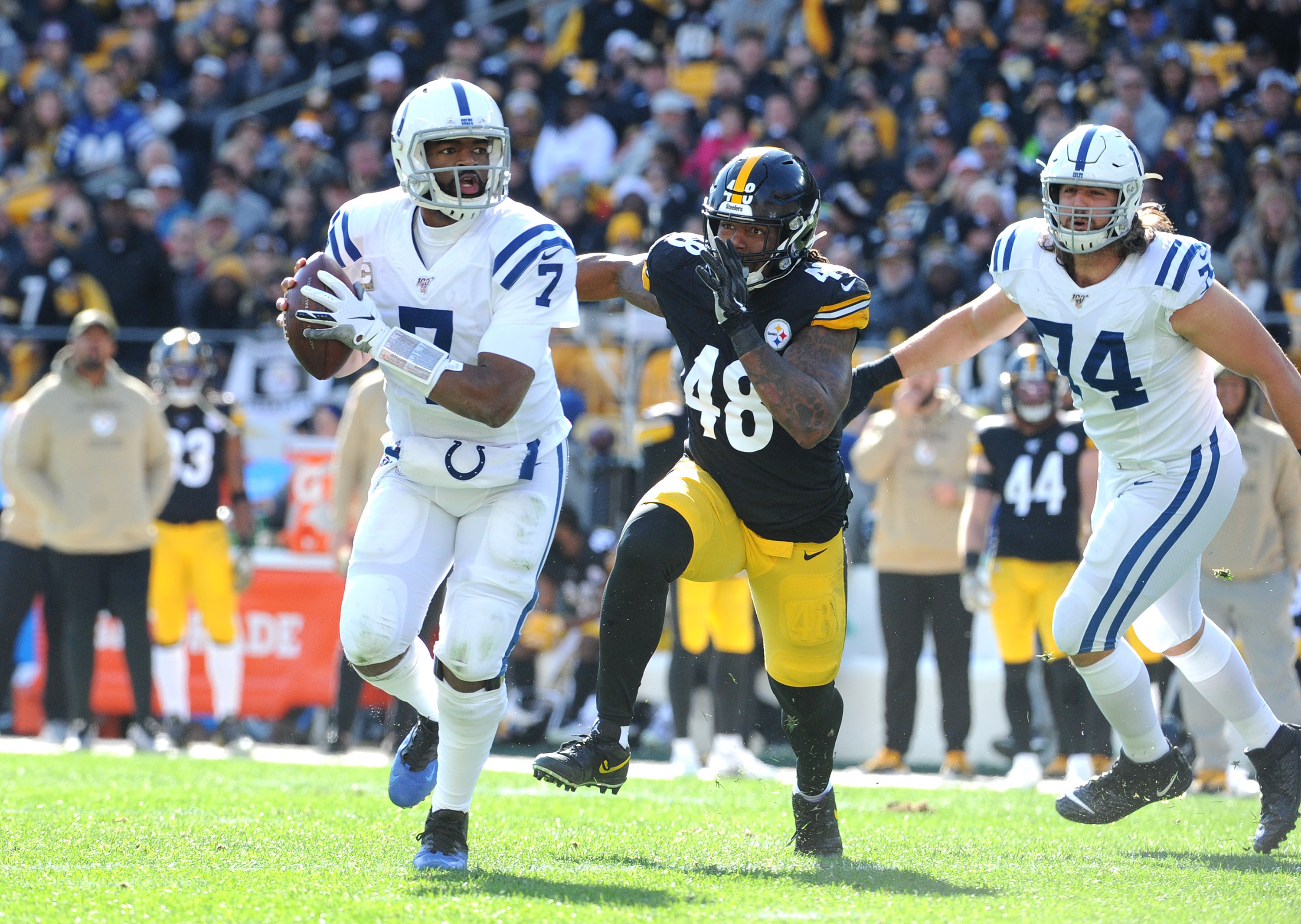 Sep 10, 2017; Los Angeles, CA, USA; Indianapolis Colts quarterback Jacoby Brissett hands off the ball to running back Robert Turbin (33) during the second half against the Los Angeles Rams at Los Angeles Memorial Coliseum. Photo Credit: Robert Hanashiro-USA TODAY Sports