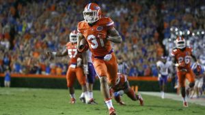 Florida reinstates CB Tabor, TE Lewis