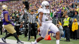 Fourth-quarter TD pass rallies Ducks past Huskies