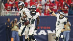 Maclin signs with Chiefs, reunited with Reid