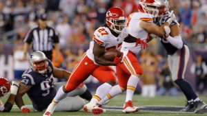 Chiefs rookie Hunt shrugs off fumble, scores 3 TDs