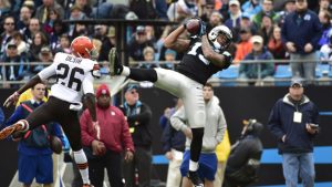 Panthers WR Benjamin injures left knee