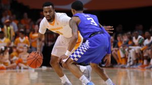 Top 25 Roundup: Kentucky loses 21-point lead, game