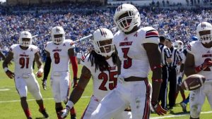 Louisville holds off challenge from Kentucky