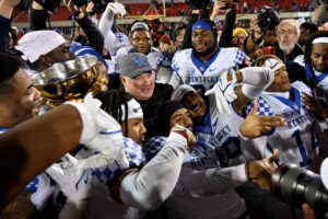 Kentucky, Mark Stoops agree on contract extension
