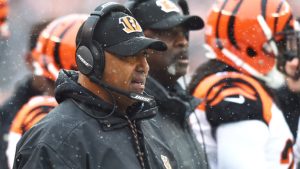 Lewis plans to coach Bengals in 2017