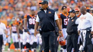 Bengals, Lewis seem comfortable on hot seat
