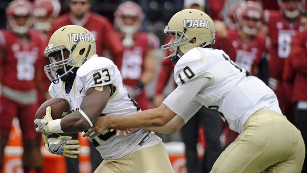 Sep 17, 2016; Pullman, WA, USA; Idaho Vandals running back Aaron Duckworth (23) takes the hand off from Idaho Vandals quarterback Matt Linehan (10) during a game against the Washington State Cougars during the first half at Martin Stadium. Photo Credit: James Snook-USA TODAY Sports