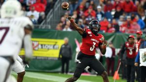 No. 4 Notre Dame aims to keep Louisville’s O in check