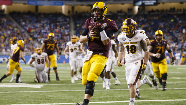 Dec 28, 2015; Detroit, MI, USA; Minnesota Golden Gophers quarterback Mitch Leidner (7) rushes for a touchdown in the fourth quarter against the Central Michigan Chippewas at Ford Field. Minnesota won 21-14. Mandatory Credit: Rick Osentoski-USA TODAY Sports