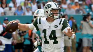 Darnold aggravates shoulder, not practicing